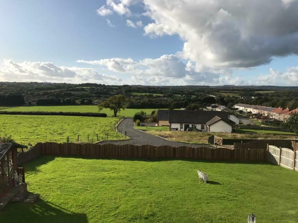 Valley View / Gwel Y Cwm Villa Ammanford Exteriör bild